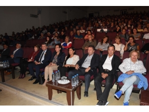 Altan Erkekli, Edremit’te Tuncel Kurtiz Anısına Sahneye Çıktı