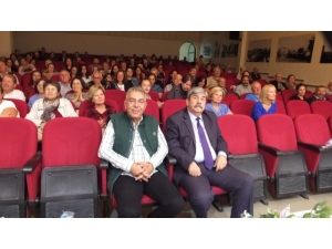 Burhaniye’de İzmirli Amatörlerin Müzikli Oyunu İlgi Gördü