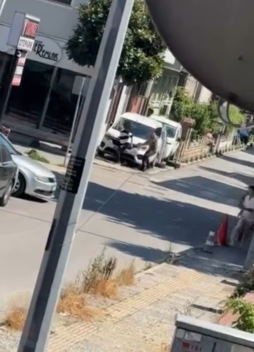 esini-rahatsiz-ettigini-one-surdugu-kisiyi-bacagindan-vurdu
