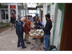 Sinop’ta Cuma Namazı Çıkışı Aşure Dağıtıldı