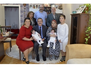 Ataç İkiz Bebeklerin Mutluluğunu Paylaştı