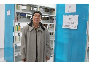 Emekli Öğretmen Kitaplarını Bağışladı