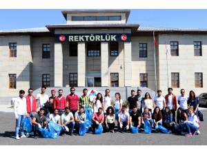 Aiçü’de Öğrenciler Çevre Temizliği Yaptı