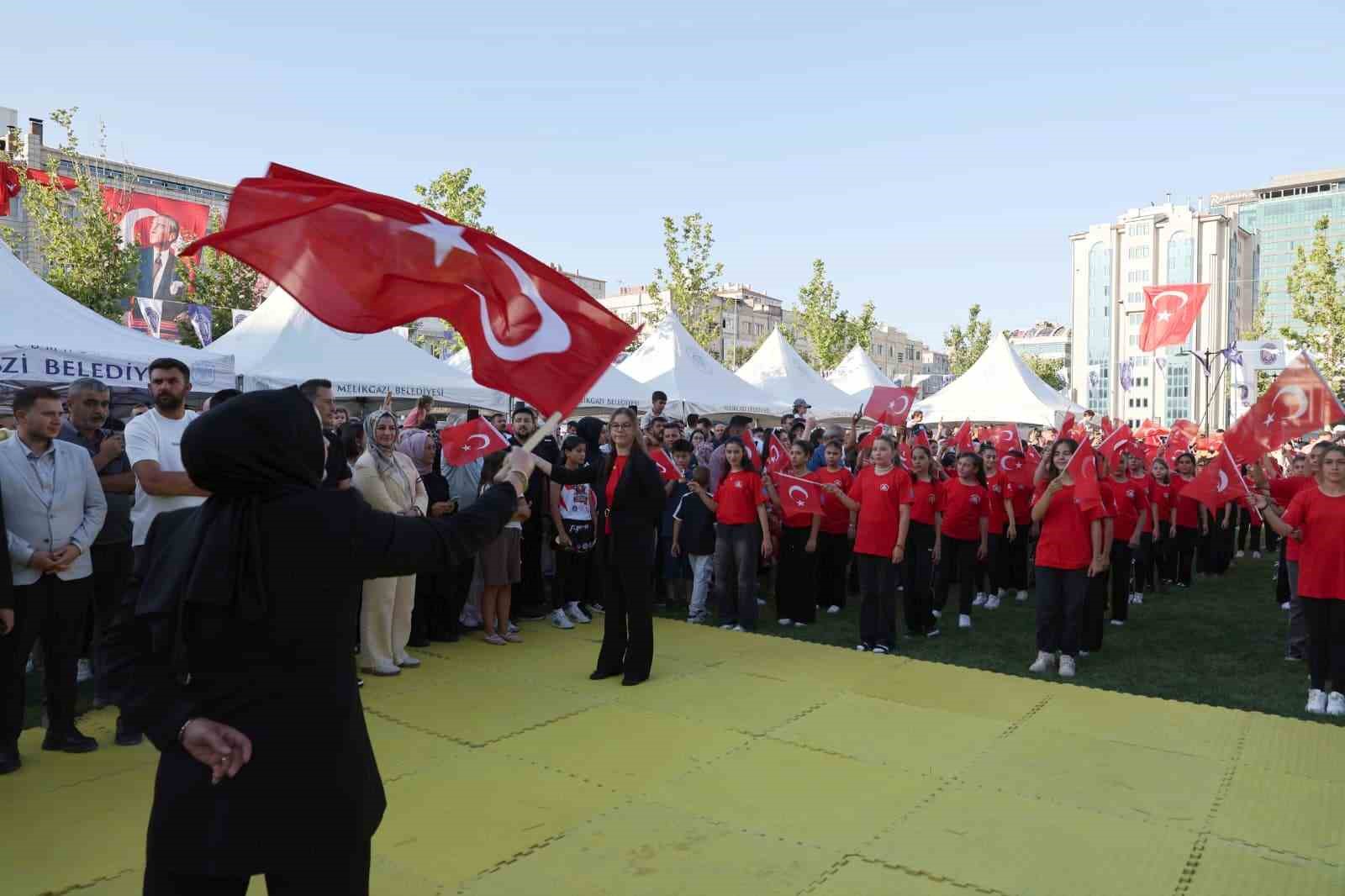 melikgazi-de-cocuklar-doya-doya-eglendi