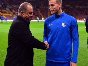 Galatasaray’dan Bb Erzurumspor’lu Futbolcu Lennart Thy’e Plaket