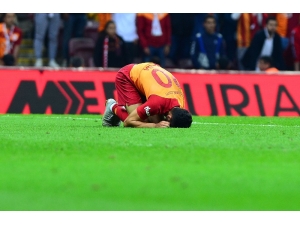 Galatasaray’da Zorunlu Değişik, Emre Akbaba Sakatlandı