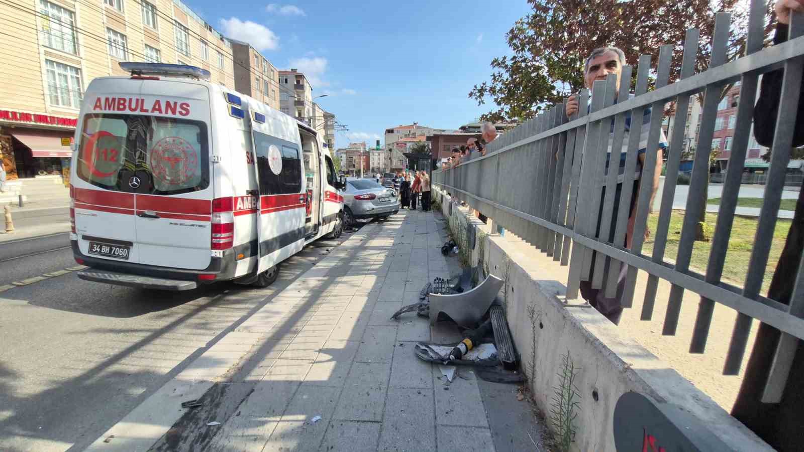 gungoren-de-kaldirima-cikan-otomobil-yayalara-carpti-4-yarali