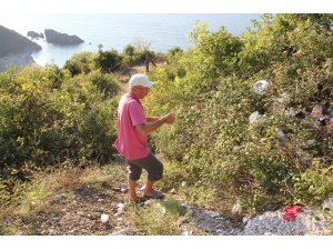 Tatil İçin Geldiği Köyünde Tatilcilerin Bıraktığı Çöpleri Topluyor