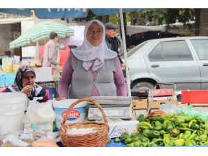 Organik Ürünleri Satarak Geçimini Sağlıyor