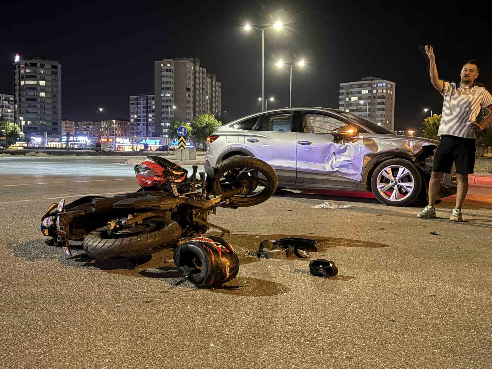 kayseri-de-otomobille-carpisan-motosikletin-surucusu-yaralandi