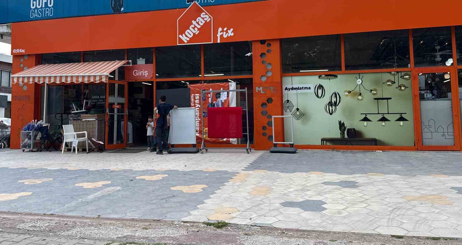 mugla-da-koc-holding-e-bagli-koctas-a-tasli-saldiri