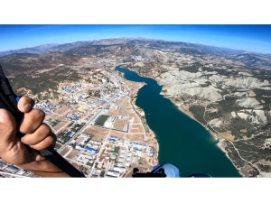 Tunceli’de Paraşütçülerin Deneme Uçuşları Nefes Kesti