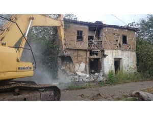 İzmit Köylerindeki Metruk Yapılar Yıkılıyor
