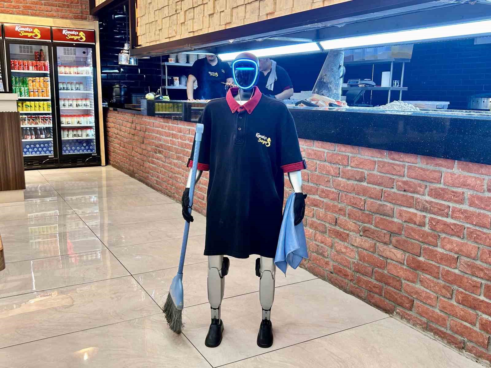 maasi-ve-izin-gunu-olan-robot-garson-musterilerin-ilgi-odagi-oldu