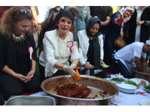 Şanlıurfa’da Hülya Koçyiğit Çiğ Köfte Yoğurup Halay Çekti