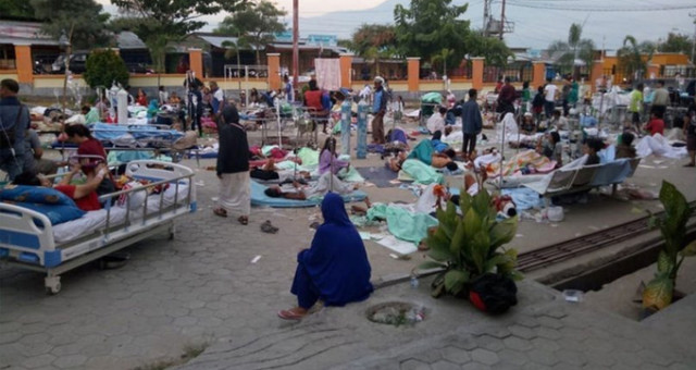 Endonezya'da, 7.7 Büyüklüğündeki Depremde Ölü Sayısı 384'e Yükseldi