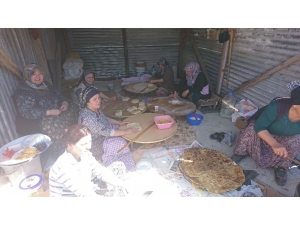 Komşulardan İmece Usulü İle Gözleme