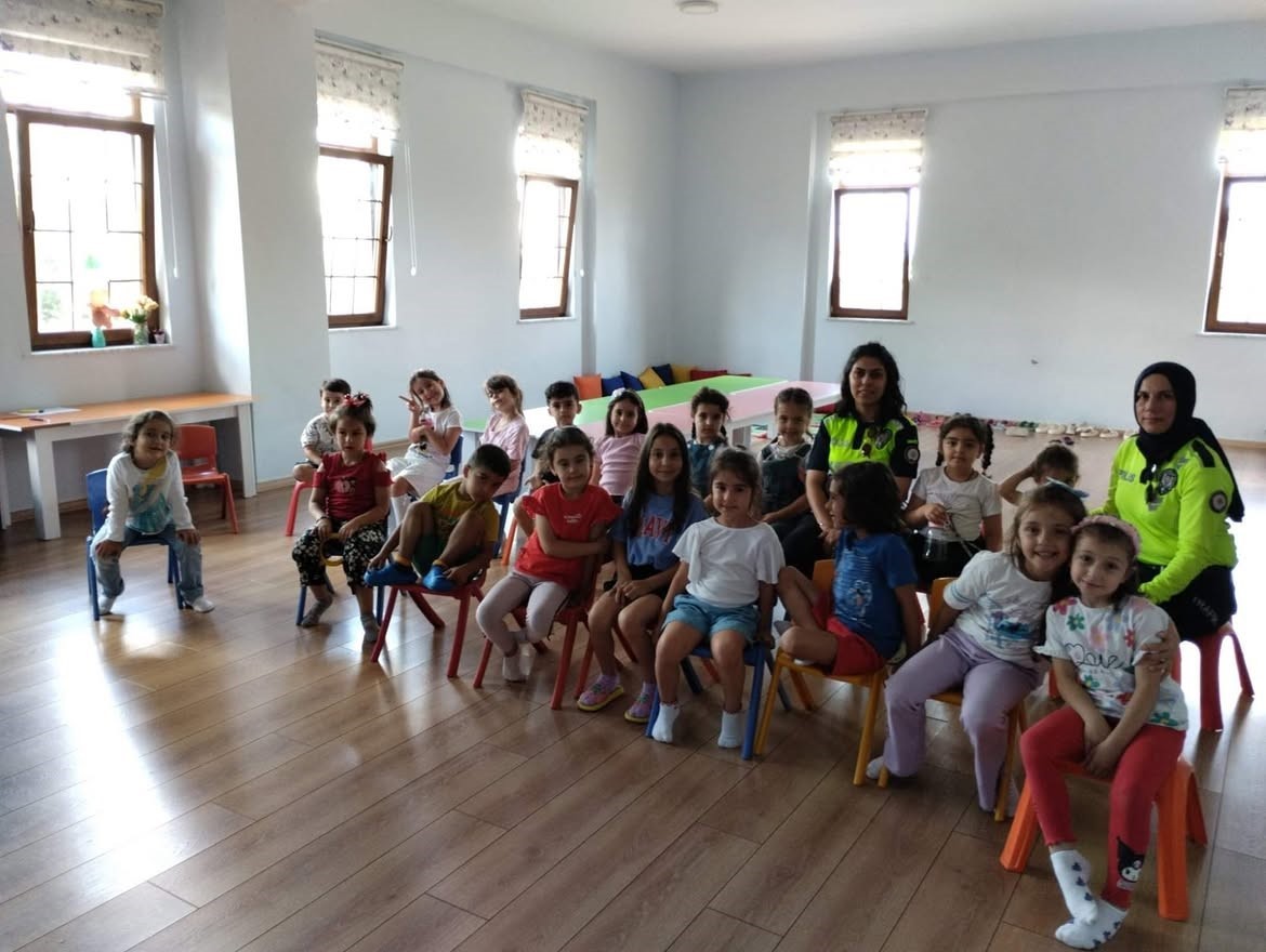 kur-an-kursu-ogrencilerine-uygulamali-trafik-egitimi