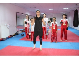 42 Madalyalı ’Kick Boks’ Kardeşliği