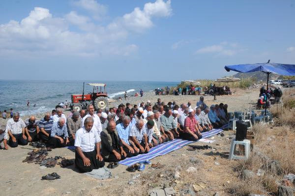 Plajda Namaza Duran Köylüler, Yağmur Yağması İçin Dua Etti