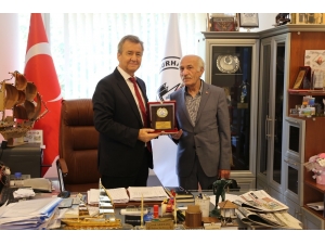 On Ay Kaldığı İlçe İçin On Şiir Yazdı