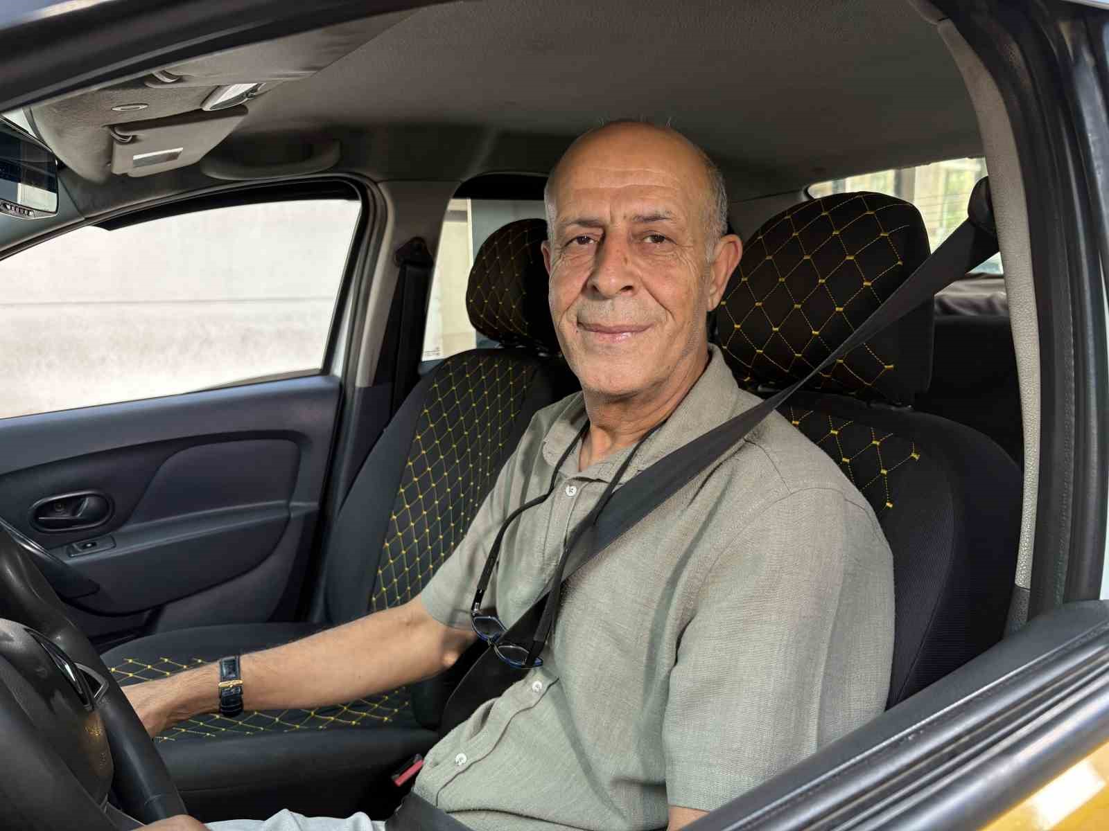 taksici-kalp-krizi-suphesiyle-fenalasan-yolcusunu-polis-esliginde-hastaneye-yetistirdi