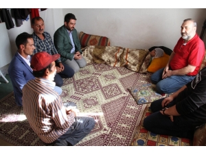 Felçli Eşini Sırtında Taşıyor