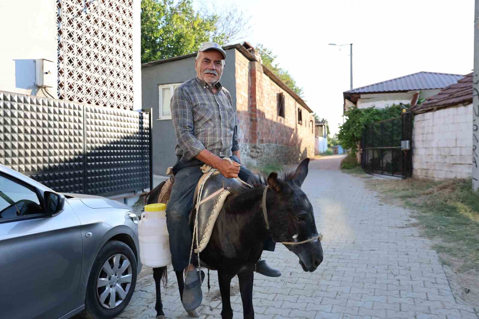 ayhan-amca-yokluktan-degil-surucu-belgesi-olmadigindan-esegi-ile-servis-yapiyor
