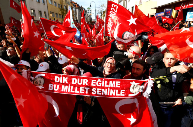 Köln'de Binlerce Avrupalı Türk, Erdoğan'ın Açılış Yapacağı Caminin Çevresinde Coşkuyla Bekliyor