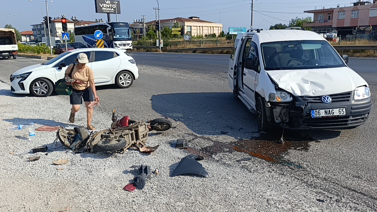 motosiklettekileri-metrelerce-savuran-kaza-kamerada