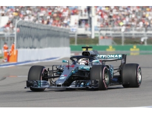 Hamilton 5. Zaferini Kazandı