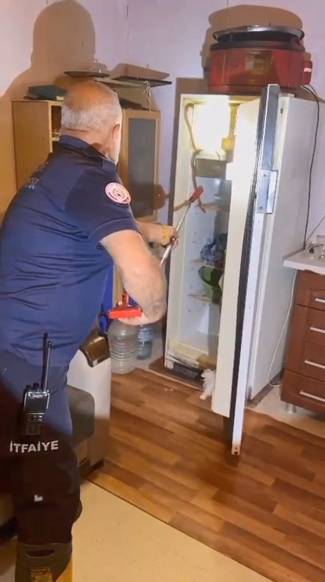 buzdolabinin-icerisine-giren-yilani-itfaiye-ekipleri-cikardi