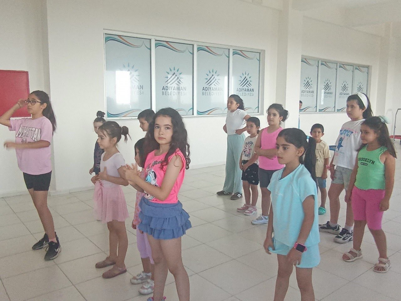 cocuklar-zumba-ile-hem-egleniyor-hem-spor-yapiyor