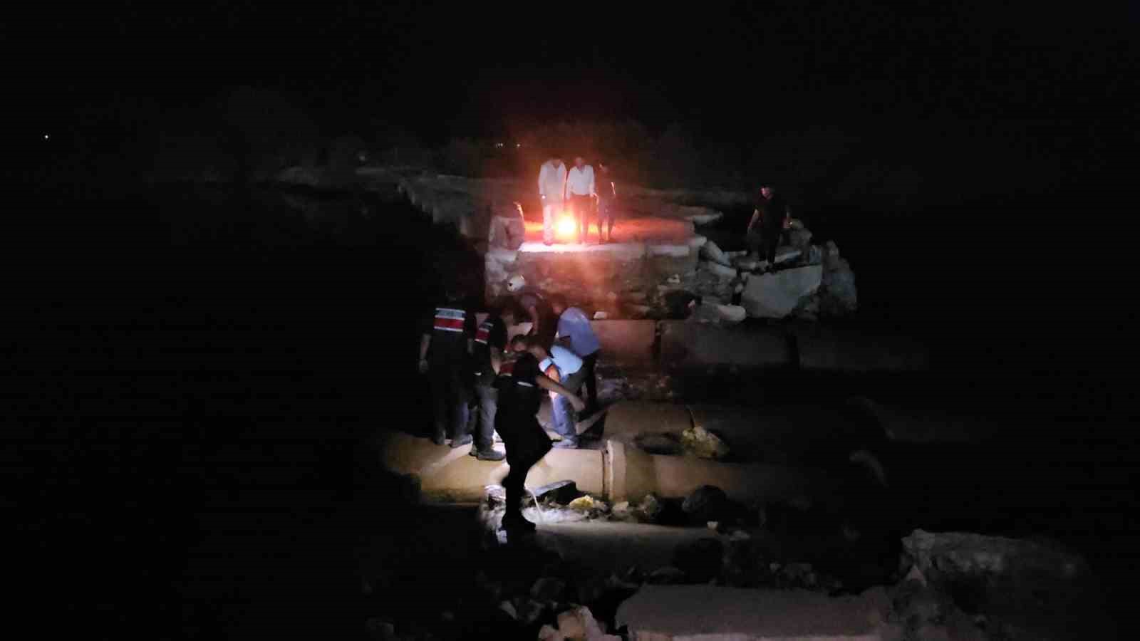 karkamis-ta-su-seviyesi-yukselince-yikik-koprude-mahsur-kalan-4-kisi-kurtarildi