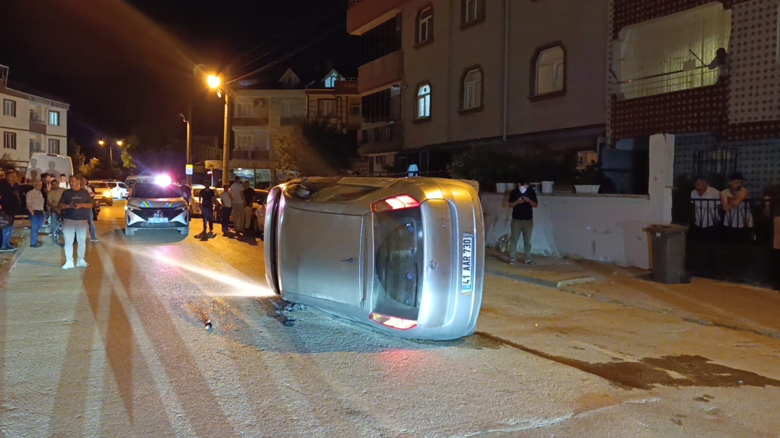 park-halindeki-otomobile-carpip-yan-yatti-surucusu-olay-yerinden-kacti