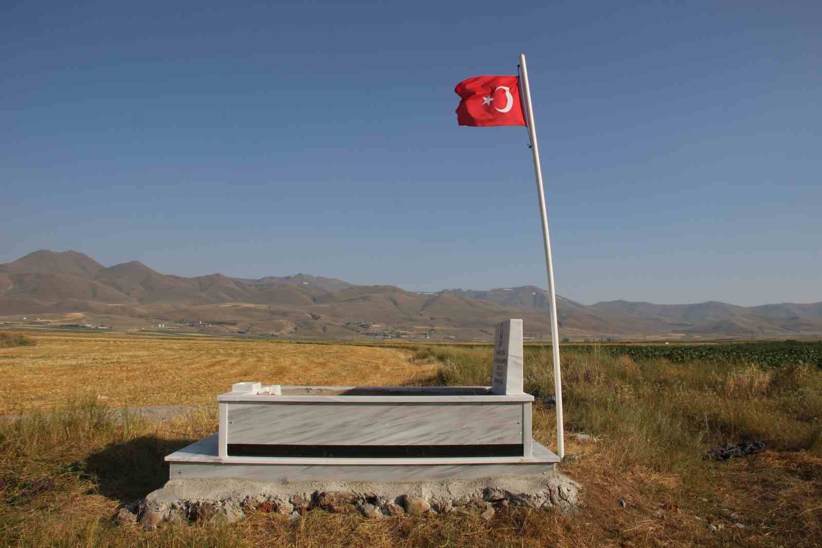 149-yildir-erzurum-ovasi-nda-nobet-tutan-sehidin-mezari-yenilendi