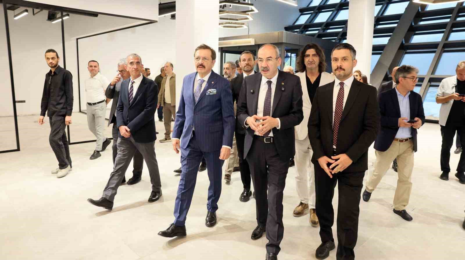 tobb-baskani-hisarciklioglu-kagutim-ve-digiconnect-merkezlerini-yerinde-inceledi