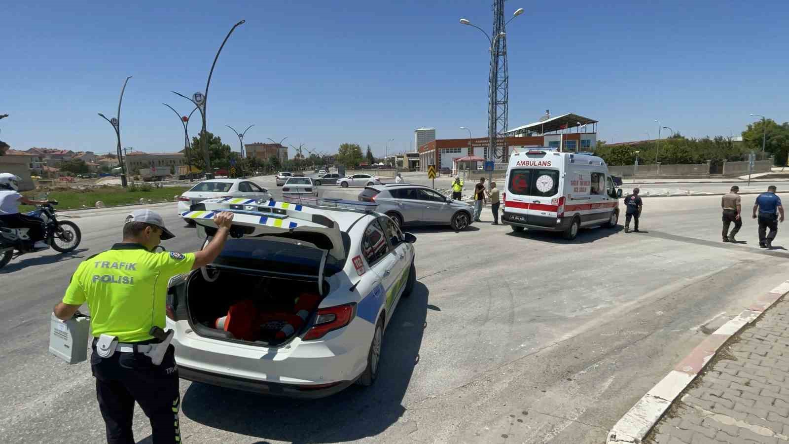 karaman-da-otomobille-carpisan-motosikletin-surucusu-yaralandi