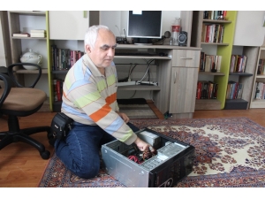 Görme Engeline Yenilmeden Elleriyle Bilgisayar Tamir Ediyor