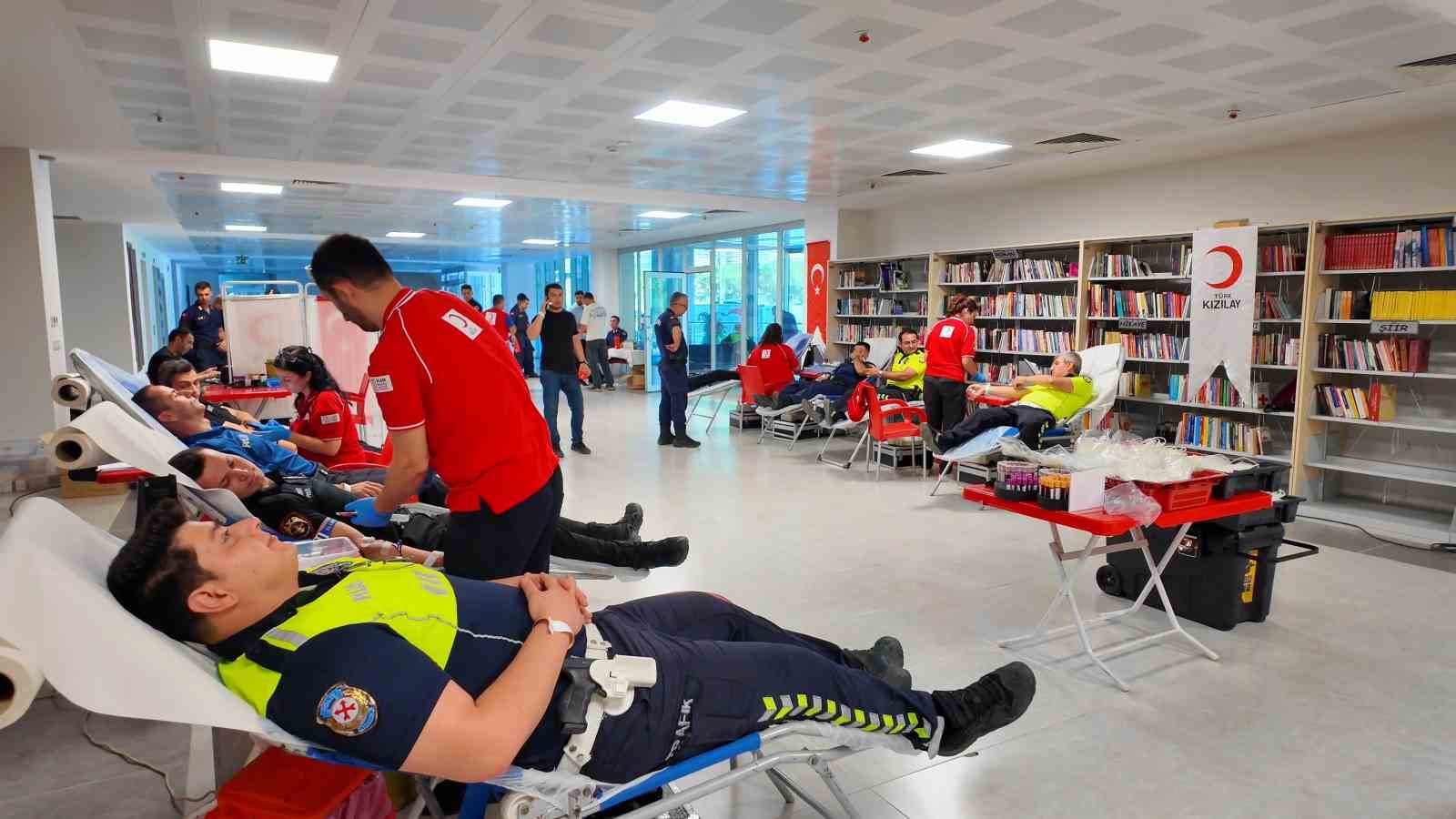 tekirdag-da-polis-ve-jandarmadan-ornek-dayanisma-kizilay-a-kan-bagisi