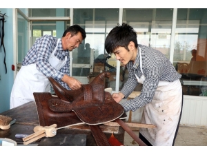 Kırgızlar Sanatlarını Deriye İşliyor