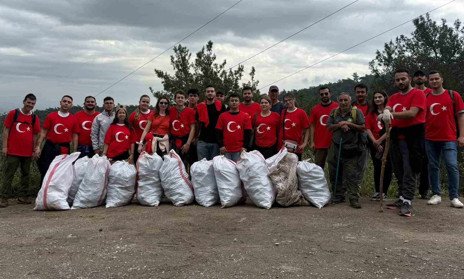 doga-icin-yuruyen-gencler-40-cuval-cop-topladi