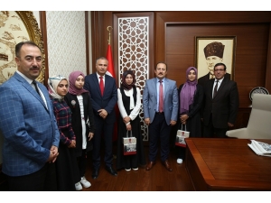 Vali Pehlivan Başarılı Öğrencilere Tablet Bilgisayar Hediye Etti