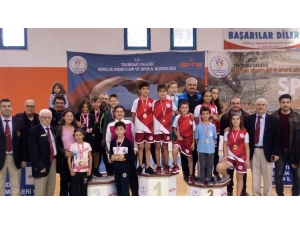 Minikler Masa Tenisinde Yarıştı