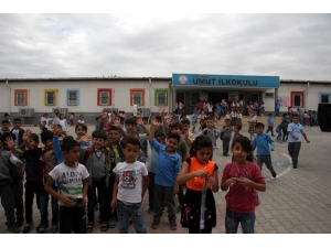 Suriyeli Çocuklara Çanta Ve Kırtasiye Malzemesi Dağıtıldı