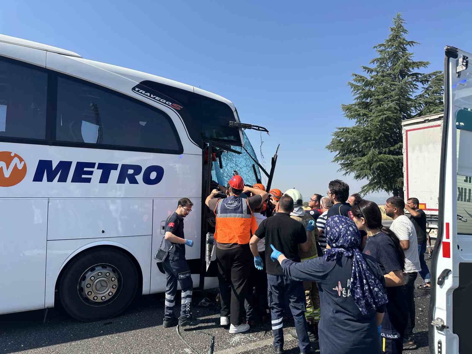 usak-ta-yolcu-otobusunun-kamyona-arkadan-carptigi-kazada-agir-yaralanan-muavin-hayatini-kaybetti