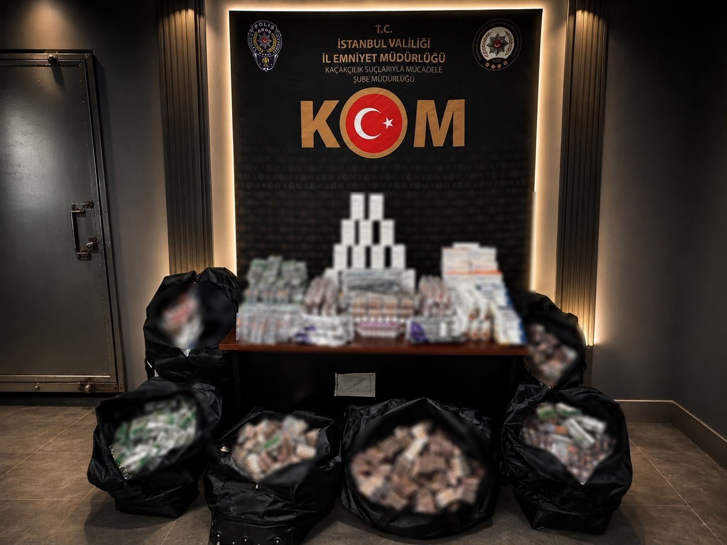 fatih-te-kacak-tibbi-ilac-operasyonu-98-bin-632-tablet-ele-gecirildi-2-supheli-gozaltina-alindi