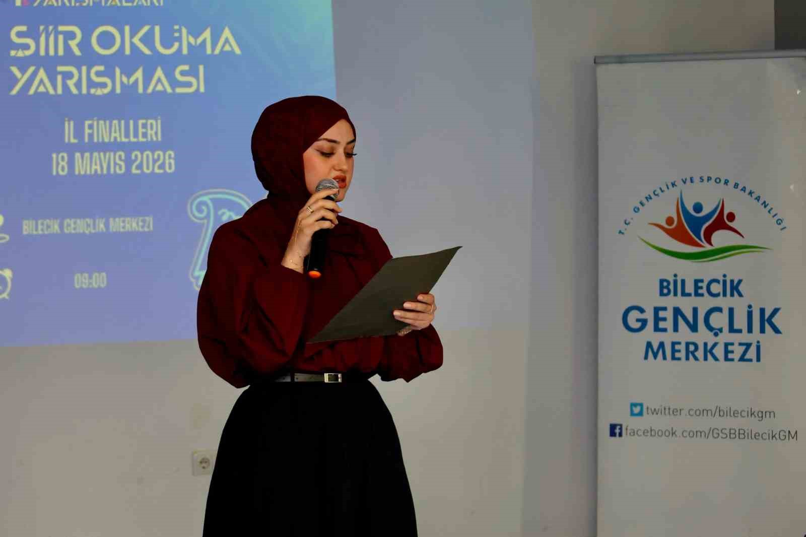 siir-okuma-yarismasi-nda-dereceye-giren-genclere-odul