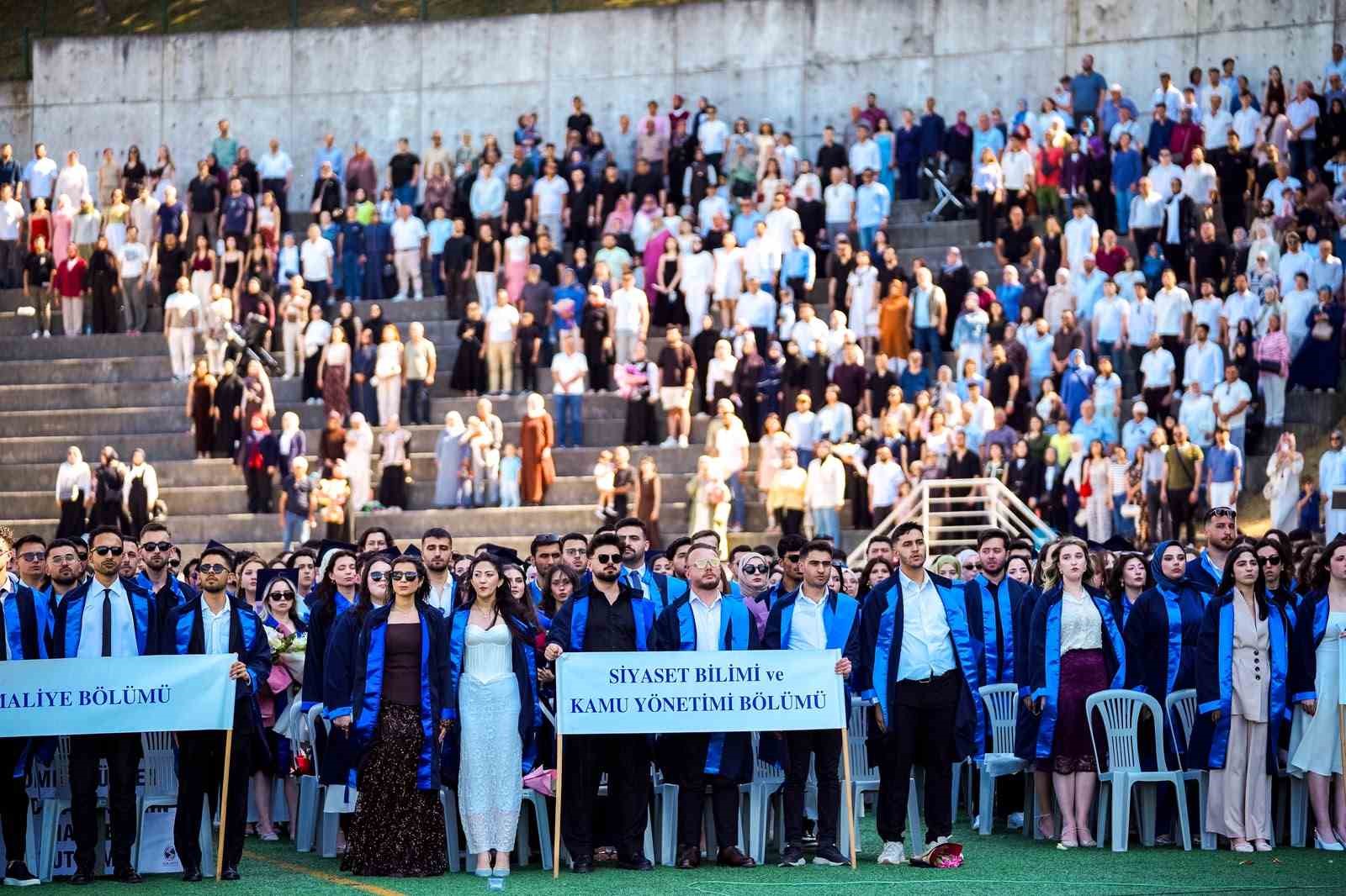 stadyumu-dolduran-aileler-cocuklarinin-mezuniyet-heyecanina-ortak-oldu