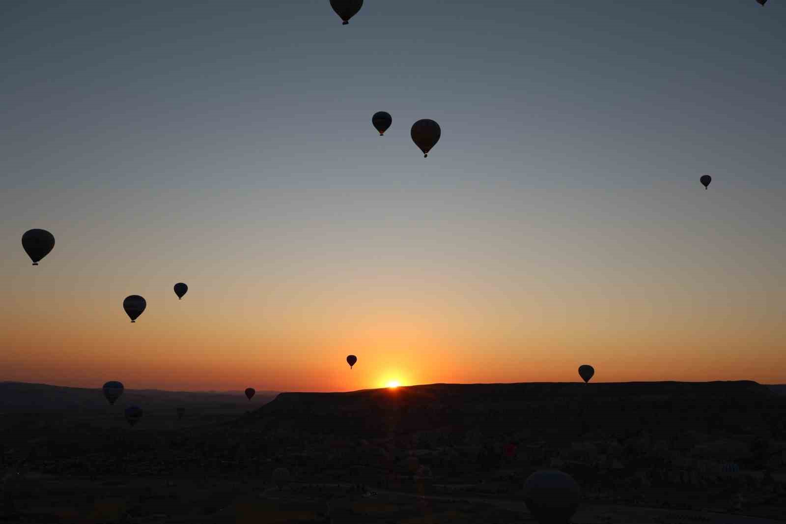 6-ayda-306-bin-turist-kapadokya-yi-kus-bakisi-izledi